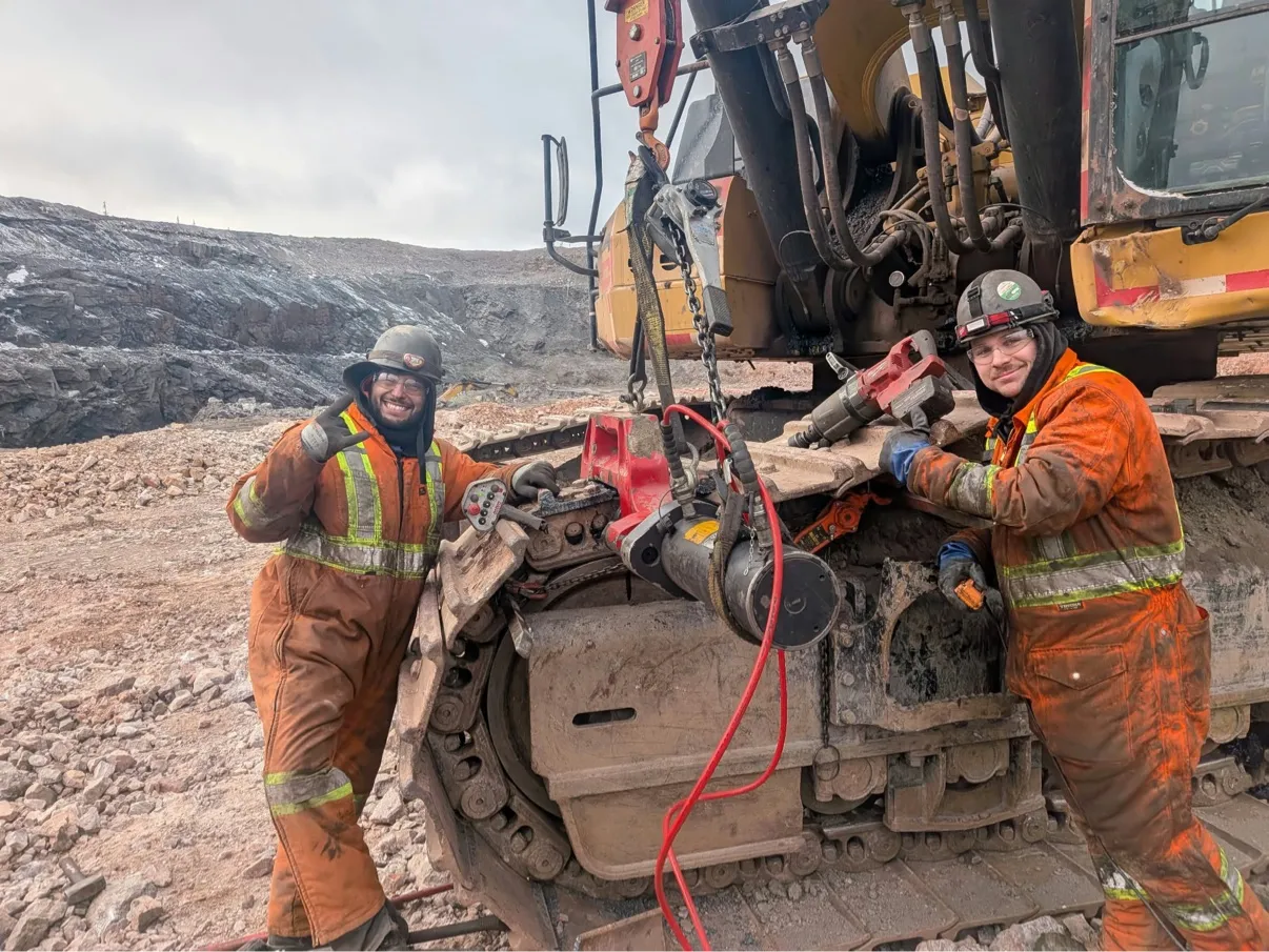 Deux techniciens de BODO réparent la chenille d’un équipement minier sur un site à ciel ouvert